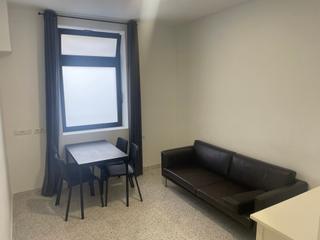 Alquiler Piso en Calle de pi y margall 31. Se alquila piso en zona de alcaravaneras