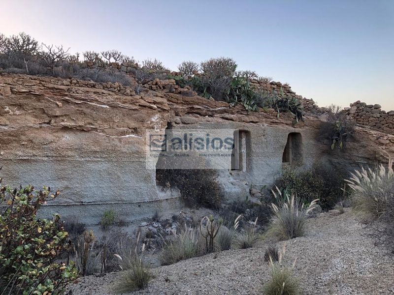 Foto a227e4d9-bb38-4221-bffb-71e60eec6edd. Finca rústica a calle vivito 23 a El Desierto Granadilla de Abona