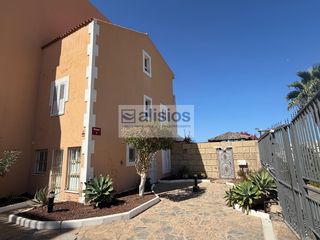 Casa adossada a Calle Tosca La 5