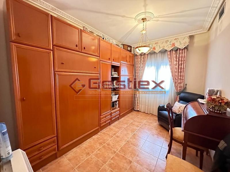 Foto 75a20dea-6f66-4b7d-a94d-3a7a0f6c6cd4. Casa en venta casa grande por zona ciudad verde en Almendralejo
