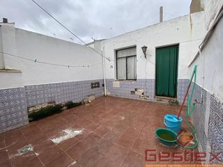 Casa a Almendralejo. En venta media casa cerca de la avda la paz