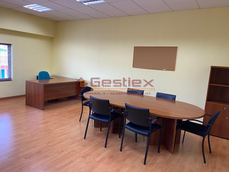 Foto 85c740a8-d7d4-44be-a752-297fcf70b278. Location bureau avec chauffage dans Almendralejo