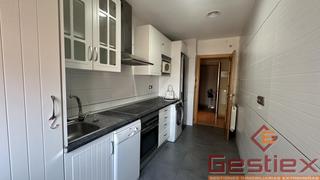 Location Appartement à Almendralejo. En alquiler piso sin amueblar en zona comercial