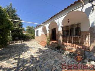 Casa a Almendralejo. En venta atractivo chalet rústico