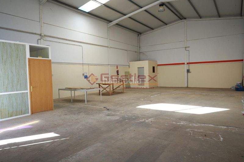 Foto 45a7f84e-0c62-45b6-bf46-373555b45316. Industrial building in Almendralejo
