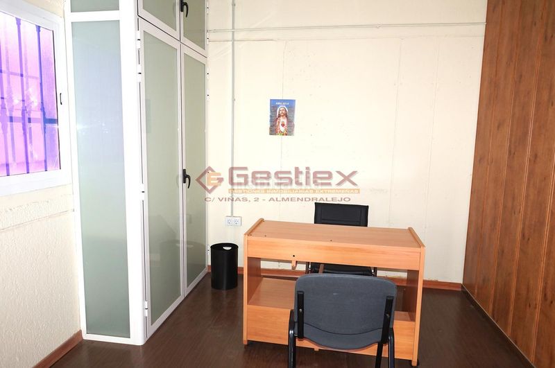 Foto c0cade93-dd29-4b09-ae0a-fdadce74a1ff. Industrial building in Almendralejo