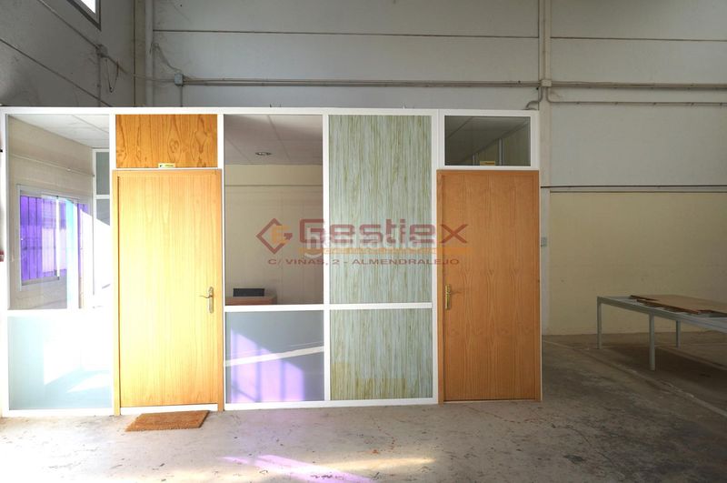 Foto f4e6aa25-13f1-46f6-a0bf-0826cbd67e28. Industrial building in Almendralejo