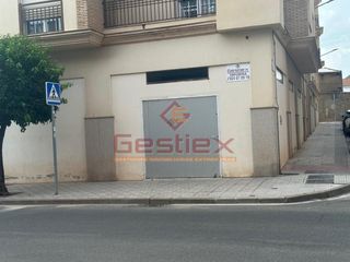 Geschäftsraum in Almendralejo. Local comercial  nave en esquina frente al campo de fútbol de al