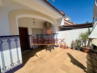 Haus in Almendralejo. En venta amplio adosado en ctra la fuente