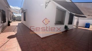 Casa in Almendralejo. Casa independiente con amplio terreno  hipotecable   zona las pi