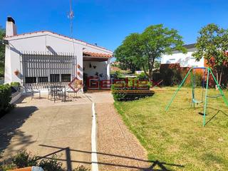 Casa a Almendralejo. En venta espacioso chalet urbano con piscina y amplia parcela