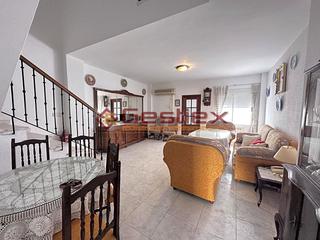 Casa a Almendralejo. Se vende vivienda acogedora en dos plantas en zona santiago