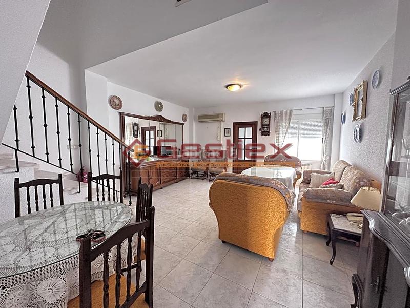 Foto 00232bc0-4026-4faa-8b17-29c6593d4d79. Casa se vende vivienda acogedora en dos plantas en zona santiago en Almendralejo