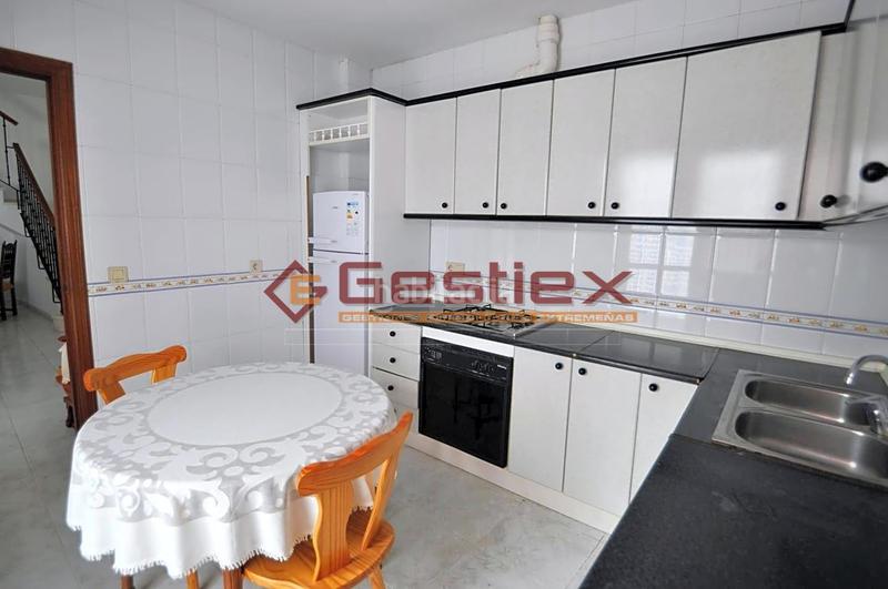 Foto 2da82936-095e-441c-80fb-5f7024d5f448. Casa se vende vivienda acogedora en dos plantas en zona santiago en Almendralejo