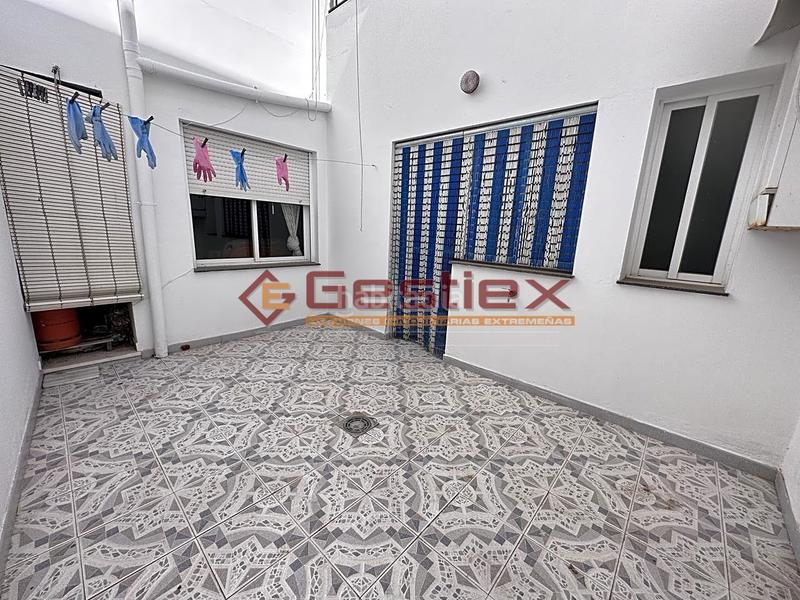 Foto 635284a2-bdcd-4c69-9869-2b67176de662. Casa se vende vivienda acogedora en dos plantas en zona santiago en Almendralejo