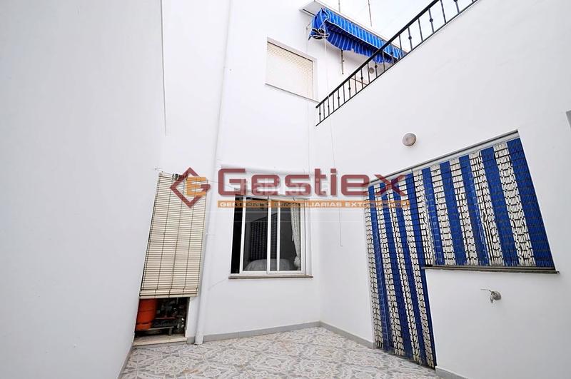 Foto ec272a57-8ec4-4e52-a975-3344cc5fe2e6. Casa se vende vivienda acogedora en dos plantas en zona santiago en Almendralejo