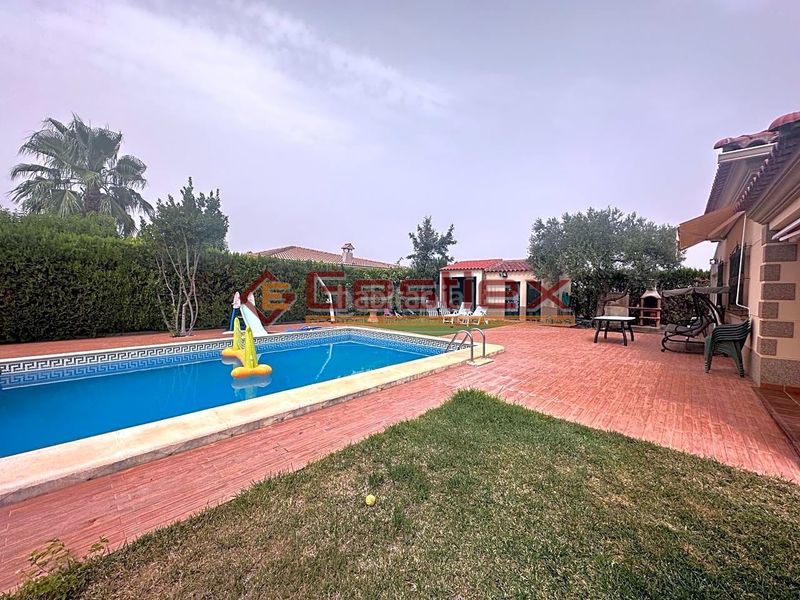 Foto a366cdb9-fe10-4960-b412-61c706997b8b. Casa amb piscina a Almendralejo