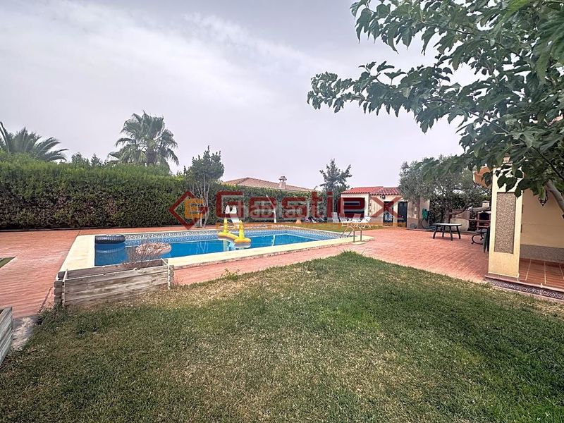 Foto e430a1f2-555a-45d9-98b1-6d623e99ec2e. Casa amb piscina a Almendralejo