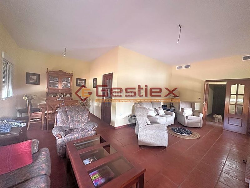 Foto f1b18135-24ad-49ee-95c0-b1b34f7fb6b1. Casa amb piscina a Almendralejo