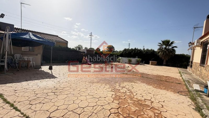Foto bf40dc24-c61d-4e21-889f-216a262ab360. Casa a Almendralejo