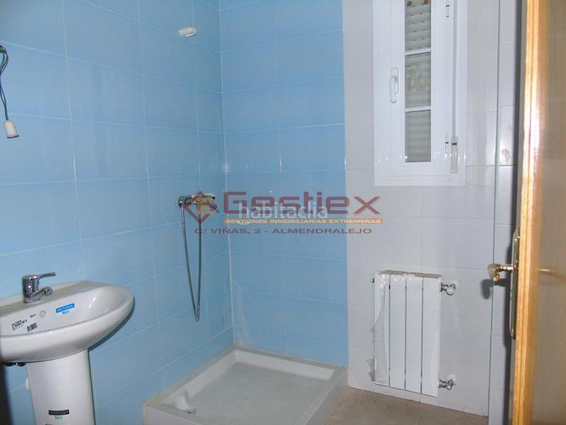 Foto 0d35f49c-a5b9-4083-9002-d73e2f3507b3. Piso este piso a reformar se encuentra , badajoz, fácil acceso a la autovía, tierra de barros, circunvalación.
es un pi en Almendralejo