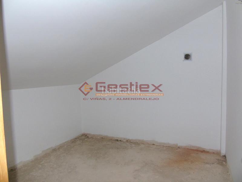 Foto 1392e339-a9f0-40ac-b226-c71741a07e97. Piso este piso a reformar se encuentra , badajoz, fácil acceso a la autovía, tierra de barros, circunvalación.
es un pi en Almendralejo