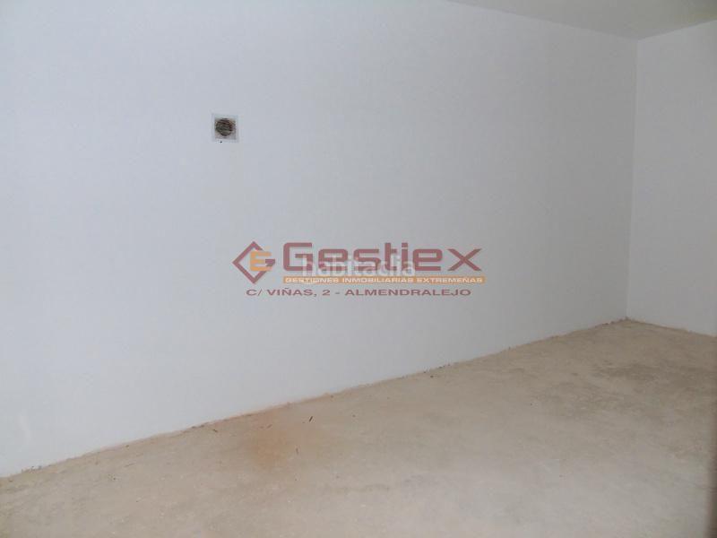 Foto e171dafc-4d0b-4a1c-8696-503910585329. Piso este piso a reformar se encuentra , badajoz, fácil acceso a la autovía, tierra de barros, circunvalación.
es un pi en Almendralejo