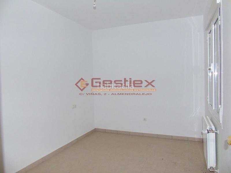 Foto f9f00452-cf4c-4307-88c6-8e3a31263de8. Piso este piso a reformar se encuentra , badajoz, fácil acceso a la autovía, tierra de barros, circunvalación.
es un pi en Almendralejo