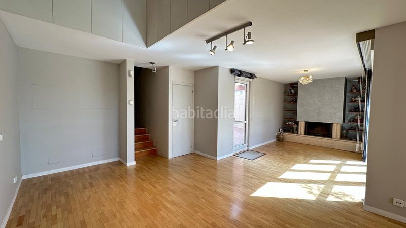 Foto 4c334f07-3203-4b9b-93e4-386d4b06f1ff. Casa aparellada amb xemeneia calefacció aparcament a Burgos