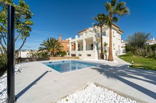 Chalet à Riviera del Sol. Villa moderna a poca distancia de la playa