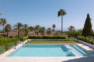 Xalet a Sierra Blanca. Elegante villa reformada que ofrece vistas abiertas al mar y ubi