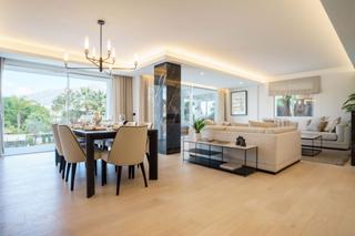Chalet à Las Brisas. Recién terminada, esta espaciosa villa moderna tiene 3 de las 5