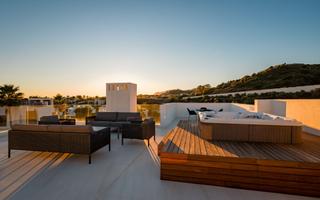 Chalet en Los Naranjos. Seductora villa nueva en una ubicación prestigiosa en el famoso