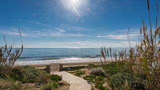 Xalet a Costabella. Impresionante villa en primera linea de playa en marbella