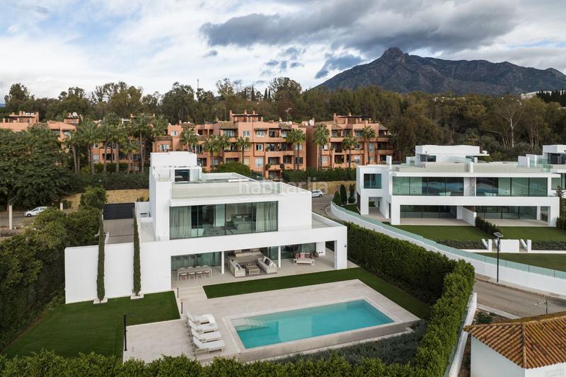 Foto f4eac2bb-7e88-4dac-be50-8dfbdc3c69e3. Chalet in Las Lomas de Río Verde Marbella