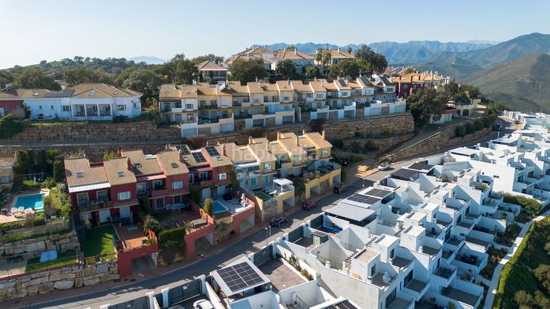 Foto a7509177-804b-4efd-aa10-66c68b7febd7. Casa adossada a La Mairena Ojén