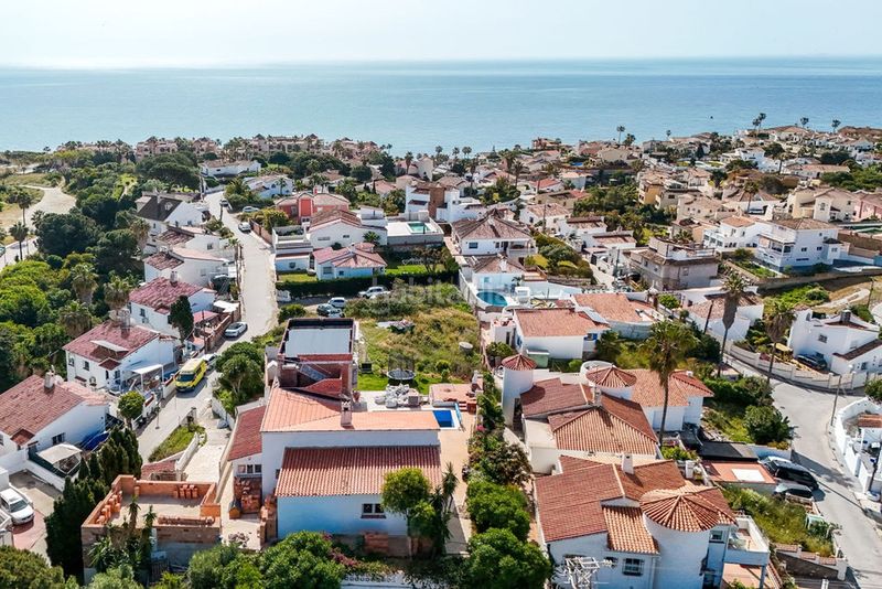 Foto 650e9b7b-ffe4-43e2-9093-41a49e53d064. Chalet en El Faro de Calaburra - Chaparral Mijas