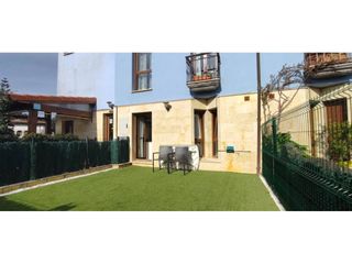 Tríplex  Calle nueva. Se vende magnífico tríplex en nueva de llanes, con jardín y gara