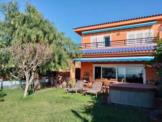 Casa adossada en El lajial 22. Vivienda con vistas maravillosas.