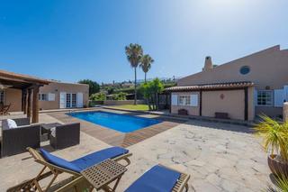 Casa en Arafo. Finca con chalet, casa de invitaos, piscina y jardines