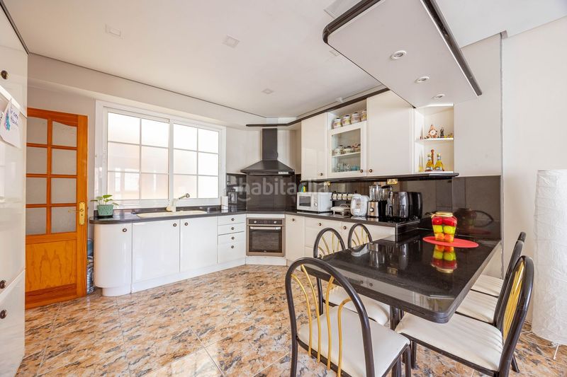 Foto aebe12df-8de7-4dd4-98d0-2b8279de78fc. Edificio  completo en venta en el centro , en las palmas de 525 m. listo para entrar. en Telde