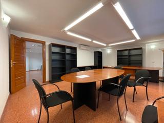 Bureau à Avenida rafael cabrera 19. Amplia oficina en la zona de triana