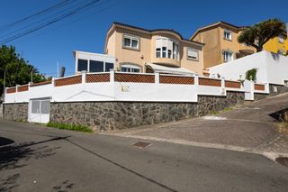 Xalet a Calle tilo 1. Chalet unifamiliar en tafira: espacio, confort y tranquilidad.