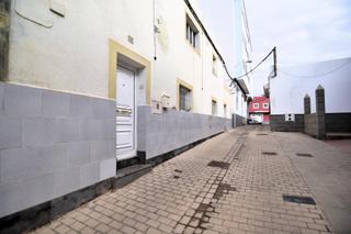 Erdgeschoss in Sardina. Planta baja con azotea privada en sardina