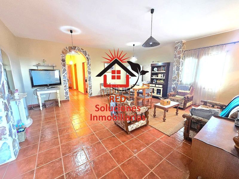 Foto 86672fa3-8f4d-4cbc-b4c2-e84ac0bc6c75. Casa amb aparcament a Sauzal (El)