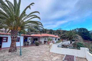 Masia a Calle la palmita. Gran propiedad con casa espaciosa, dependencia y restaurante ind