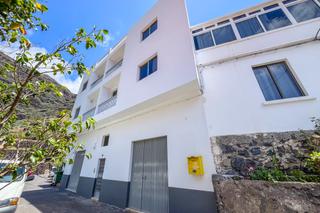Édifice à Calle san antonio. Casa con dos viviendas y un local en lomo del balo