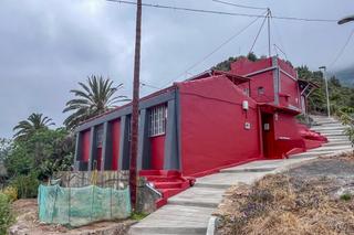 Masia a Calle banda de las rosas. Casa con pequeño jardín en un lugar precioso
