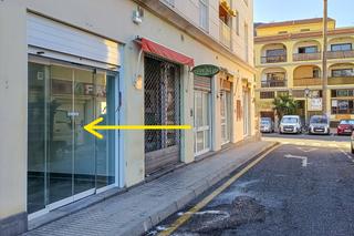 Local commercial à Calle normara. Local comercial renovado con acabados de calidad en la playa