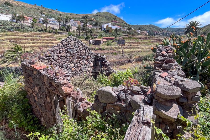 Foto 7004bb65-c07b-4d71-87b1-3a55a6f63837. Terreno residencial en calle las casitas parcela edificable con ruina en arure en Valle Gran Rey